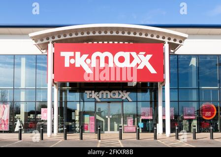 Logo del negozio TK Maxx e parcheggio Victoria Store front Netherfield Nottingham East Midlands Inghilterra GB Regno Unito Europa Foto Stock