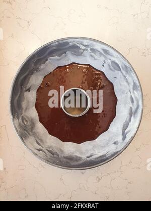 Impasto di cioccolato in teglia rotonda in metallo su tavolo in marmo disposizione piatta Foto Stock