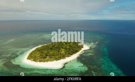Bellissima spiaggia sul isola tropicale circondato dalla barriera corallina, vista dall'alto. Isola di Mantigue. Piccola isola con spiaggia sabbiosa. Estate viaggi e concetto di vacanza, Camiguin, FILIPPINE Mindanao Foto Stock