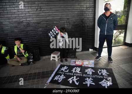 Hong Kong, Cina, 12 gennaio 2020, UN bambino nasconde il volto dopo che il padre lo ha vestito come un protetore, durante un raduno pro-democrazia a Edimburgo Pla Foto Stock