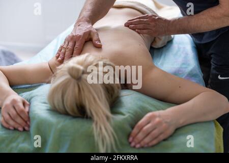 Cute chubby donna ottenere un massaggio alla schiena a casa Foto Stock
