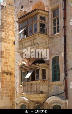 Valletta. Malta. Città vecchia. Tipica architettura maltese: Balconi in legno recintati. Foto Stock