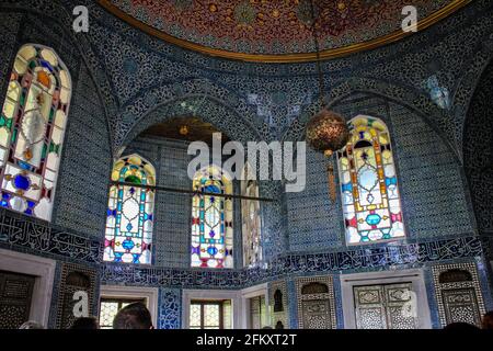 Istanbul, Turchia - 13 maggio 2013: Pareti piastrellate e soffitto di Baghdad Kiosk Foto Stock