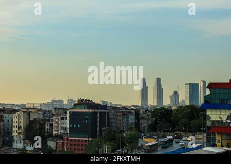 Istanbul, Turchia - 13 maggio 2013: Vista di Istanbul dalla camera dell'hotel Marmara Pera Foto Stock