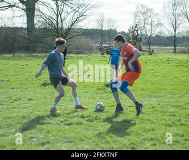 Krelingen, Germania, 31 marzo 2019: Giovani che giocano a calcio in primavera in un villaggio tedesco Foto Stock