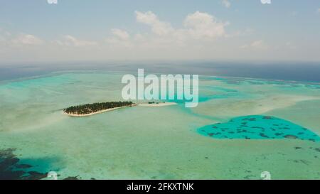 Isola tropicale con palme e una spiaggia, vista dall'alto. Onok Islan, Balabac, Filippine. Estate viaggi e concetto di vacanza Foto Stock