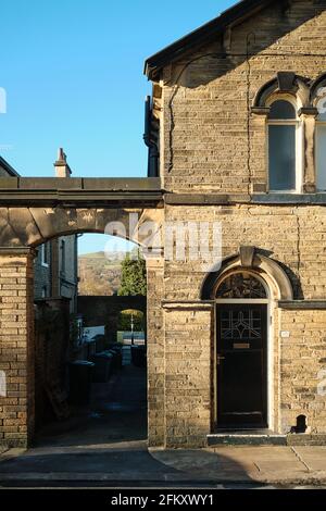 Una casa a schiera nel villaggio modello di Saltaire di Sir Titus Salt, vicino a Bradford, West Yorkshire, Inghilterra, UK con vista su Baildon Moor dietro Foto Stock