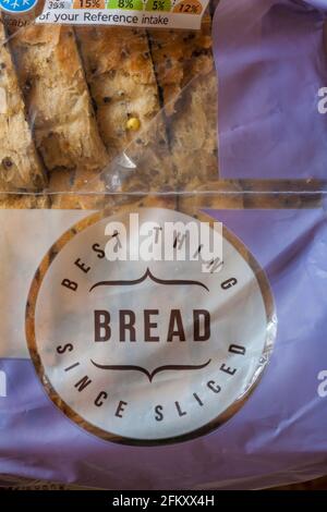 La cosa migliore dal simbolo del pane affettato sul pane di Super Pane seminato da M&S. Foto Stock