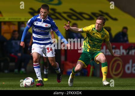 Dejan Tetek of Reading and Oliver Skipp of Norwich City - Norwich City v Reading, Sky Bet Championship, Carrow Road, Norwich, UK - 1 maggio 2021 solo per uso editoriale - si applicano restrizioni DataCo Foto Stock