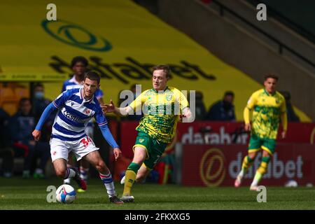 Dejan Tetek of Reading and Oliver Skipp of Norwich City - Norwich City v Reading, Sky Bet Championship, Carrow Road, Norwich, UK - 1 maggio 2021 solo per uso editoriale - si applicano restrizioni DataCo Foto Stock