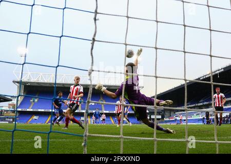 Nico Valentine of Ipswich Town è negato da Callum Hiddleston of Sheffield United - Ipswich Town U18 contro Sheffield United U18, fa Youth Cup, Portman Road, Ipswich, UK - 30 aprile 2021 Foto Stock