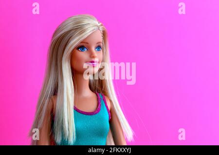 Tambov Federazione Russa 27 novembre 2018 Ritratto di una bambola Barbie bionda su sfondo magenta Foto stock Alamy