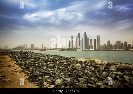 Vista dei grattacieli di Dubai Marina dalla palma al mattino presto. Foto Stock