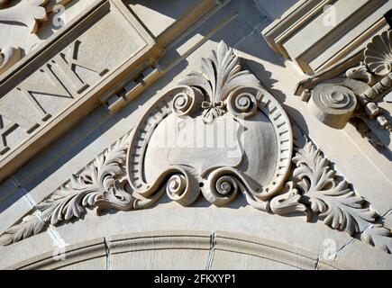 Scudo abbellito con striscioni girevoli fanno parte dell'architettura della Ruston state Bank di Ruston, Louisiana. La facciata in muratura di pietra è la sua parte Foto Stock