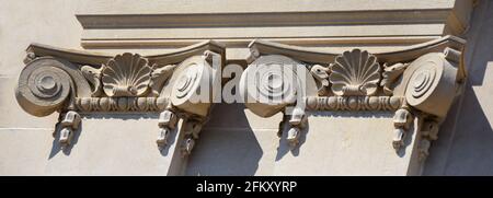 Abbellimenti, girl, conchiglie e colonne illustrano l'architettura in stile Beaux Arts sulla Ruston state Bank di Ruston, Louisiana. Foto Stock