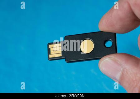 Chiavetta USB con chiave segreta per accedere ai file crittografati Foto Stock