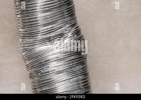 Ventilazione sistema di tubi danneggiato in un impianto industriale, primo piano di un tubo metallico rotto. Foto Stock