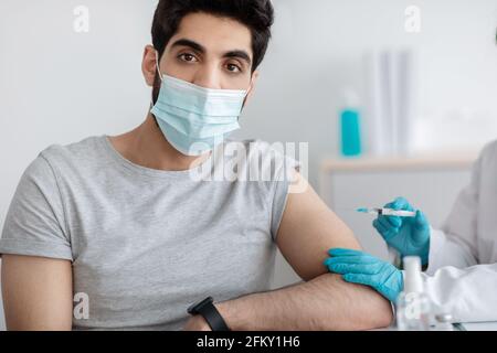 Vaccinazione e prevenzione della pandemia di covid-19 in clinica e a casa, protezione della salute Foto Stock