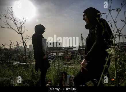 Beirut, Libano. 04 maggio 2021. I membri della famiglia di coloro che sono stati uccisi il 4 agosto, la massiccia esplosione del porto di Beirut, prendono parte a una cerimonia fuori dal porto devastato per celebrare nove mesi di massivo scoppio che ha ucciso almeno 207 persone e ferito quasi 6000 persone. Credit: Marwan Naamani/dpa/Alamy Live News Foto Stock