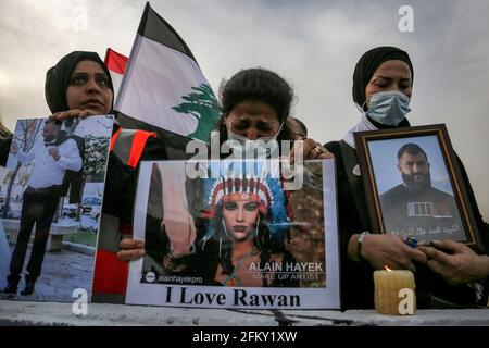 Beirut, Libano. 04 maggio 2021. I membri della famiglia di coloro che sono stati uccisi il 4 agosto, la massiccia esplosione del porto di Beirut, prendono parte a una cerimonia fuori dal porto devastato per celebrare nove mesi di massivo scoppio che ha ucciso almeno 207 persone e ferito quasi 6000 persone. Credit: Marwan Naamani/dpa/Alamy Live News Foto Stock