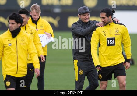 Dortmund, Germania. 04 maggio 2021. Emre Can (r) e allenare Edin Terzic Joke durante l'allenamento di Borussia Dortmund. Sinistra Mahmoud Dahoud, Jadon Sancho e Julian Brandt (da sinistra). Credit: Bernd Thissen/dpa/Alamy Live News Foto Stock