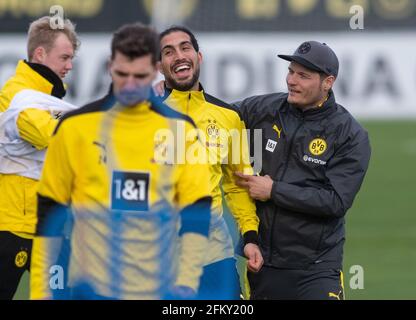 Dortmund, Germania. 04 maggio 2021. Emre può allenare Edin Terzic (r) scherzi durante la sessione di allenamento di Borussia Dortmund. Credit: Bernd Thissen/dpa/Alamy Live News Foto Stock