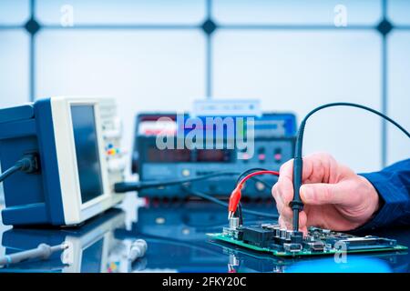 Microcontroller witch PCB in laboratorio di elettronica Foto Stock