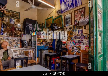 Heraklion, Creta, Grecia. Caffè tradizionale presso il mercato centrale di Heraklion. L'uomo di mezza età beve il suo caffè Foto Stock