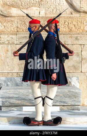 Atene, Attica, Grecia. Evzones (soldati della Guardia Presidenziale greca) si trova ancora di fronte al monumento della tomba del soldato conosciuto Foto Stock