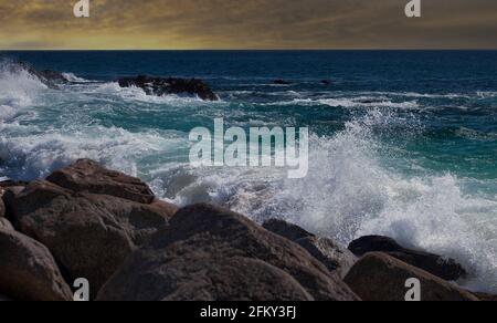 Il mare di Cortez si affaccia sulla costa frastagliata di Cabo San Lucas, Messico Foto Stock
