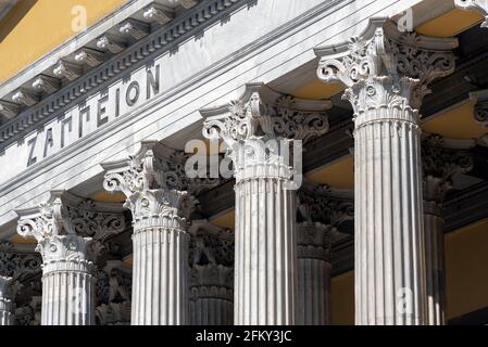 Atene, Attica, Grecia. Vista dettagliata della facciata del famoso edificio neoclassico Zappeion Hall con i suoi capitelli dell'ordine Corinzio Foto Stock