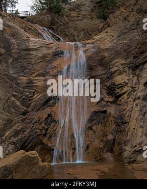 Sette cascate Colorado Springs lento moto acqua caduta a cascata giù roccia faccia con basso livello a causa della siccità e l'impatto ambientale del cambiamento climatico. Foto Stock