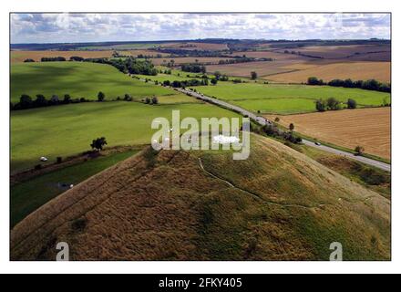 Silbury Hill nel Wiltshire, costruito tra il 28 ° e 20 ° secolo AC, Stava avendo l'albero in esso chiuso con gesso messo da elicottero questo lo stabilirà in preparazione per le tecniche del XXI secolo d.C. che saranno usate per scansionare e mappare l'interno in preparazione per le riparazioni.pic David Sandison 16/8/2001 Foto Stock