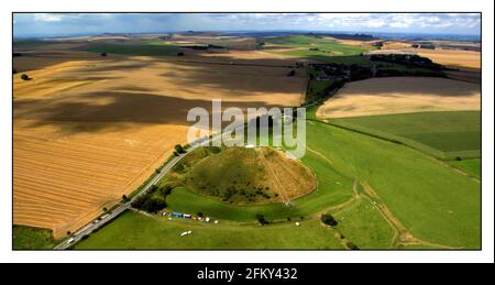 Silbury Hill nel Wiltshire, costruito tra il 28 ° e 20 ° secolo AC, stava avendo l'albero in esso coperto con gesso posto da elicottero questo lo stabilirà in preperazione per le tecniche del 21 ° secolo DC che saranno utilizzati per la scansione e la mappa degli interni in preparazione per le riparazioni. Foto Stock