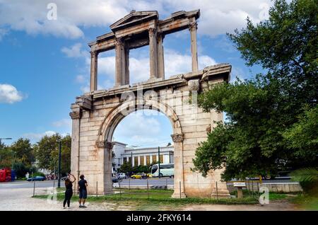 Atene, Attica, Grecia. L'arco di Adriano, più comunemente conosciuto in greco come porta di Adriano, è una porta monumentale che assomiglia a un arco trionfale romano Foto Stock