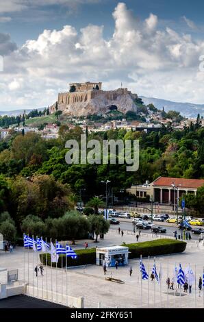 Atene, Attica, Grecia Vista della famosa Acropoli di Atene vista dal punto panoramico dello Stadio Panatenaico Foto Stock
