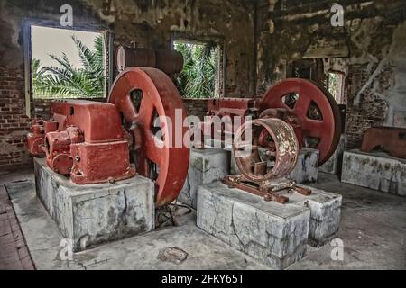 vecchie macchine in un edificio abbandonato Foto Stock