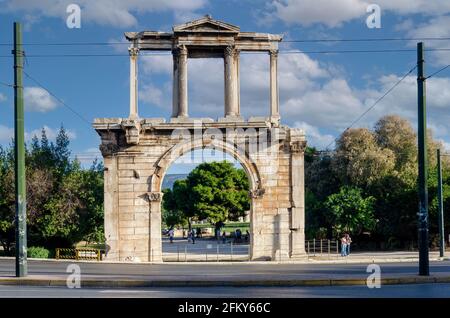 Atene, Attica, Grecia. L'Arco di Adriano, più comunemente noto in greco come porta di Adriano, è un monumentale portale che assomiglia, un arco trionfale romano Foto Stock