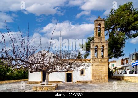 Archanes, Isola di Creta, Grecia. Vista sulla facciata della chiesa veneziana della Vergine Maria (Panagia Kera o Faneromeni) nella città degli Archani. Giorno di sole, cielo nuvoloso Foto Stock