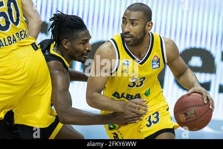 Berlino, Germania. 04 maggio 2021. Pallacanestro: Bundesliga, Alba Berlin - MHP Riesen Ludwigsburg, Main Round, Matchday 33, Mercedes-Benz Arena. Jayson Granger DI ALBA (r) combatte per la palla contro Jaleen Smith di MHP Riesen Ludwigsburg. Credit: Andreas Gora/dpa/Alamy Live News Foto Stock