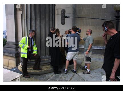 Riprese di Revengers Tragedy agosto 2001 a St. Georges Hall, centro di Liverpool. Fraser Ayres come Spurio con Diana Quick come centro di Dutchess in corso di riprese con Christopher Eccleston come Vicri (cappotto nero lungo), Andrew Schofield come Carlo (lt) e il regista Alex Cox (far rt.) pic David Sandison 1/8/2001 Foto Stock