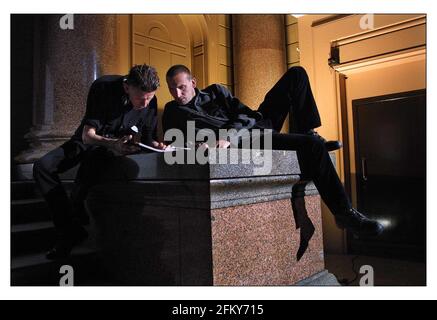 Riprese della tragedia di Revengers agosto 2001in e intorno a St. Georges Hall, centro di Liverpool. Christopher Eccleston (rt)come Vicri e il direttore Alex Cox discutono di linee. pic David Sandison 1/8/2001 Foto Stock