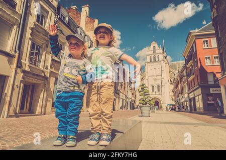 Due ragazzi che ballano per strada Foto Stock