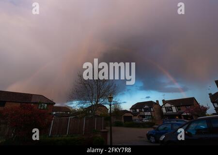 Ashford, Kent, Regno Unito. 4 maggio 2021. Regno Unito Meteo: Una banda di pioggia colpisce il villaggio di Hamstreet nella campagna del Kent. Un arcobaleno pieno appare in questa parte della campagna. Photo Credit: Paul Lawrenson /Alamy Live News Foto Stock