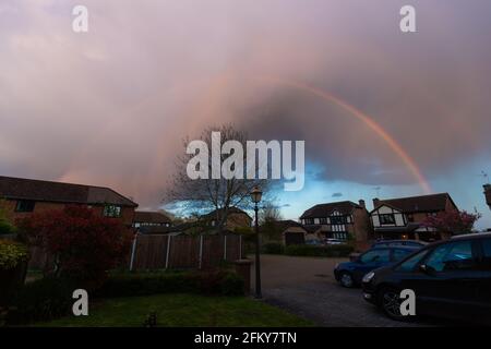 Ashford, Kent, Regno Unito. 4 maggio 2021. Regno Unito Meteo: Una banda di pioggia colpisce il villaggio di Hamstreet nella campagna del Kent. Un arcobaleno pieno appare in questa parte della campagna. Photo Credit: Paul Lawrenson /Alamy Live News Foto Stock