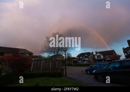 Ashford, Kent, Regno Unito. 4 maggio 2021. Regno Unito Meteo: Una banda di pioggia colpisce il villaggio di Hamstreet nella campagna del Kent. Un arcobaleno pieno appare in questa parte della campagna. Photo Credit: Paul Lawrenson /Alamy Live News Foto Stock