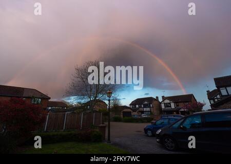 Ashford, Kent, Regno Unito. 4 maggio 2021. Regno Unito Meteo: Una banda di pioggia colpisce il villaggio di Hamstreet nella campagna del Kent. Un arcobaleno pieno appare in questa parte della campagna. Photo Credit: Paul Lawrenson /Alamy Live News Foto Stock