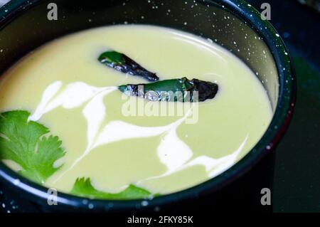 Crema di zuppa di Poblano di Chili. Cucina messicana vegetariana Foto Stock