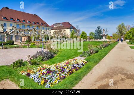 Bad Dürkheim, Germania - Aprile 2021: Parco pubblico chiamato 'Kurpark' nel centro della città termale di Bad Dürkheim nella soleggiata giornata di primavera Foto Stock