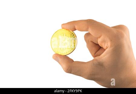 Uomo tenere bitcoin isolato su sfondo bianco, moneta d'oro, simbolo di criptovaluta nel concetto mondiale Foto Stock
